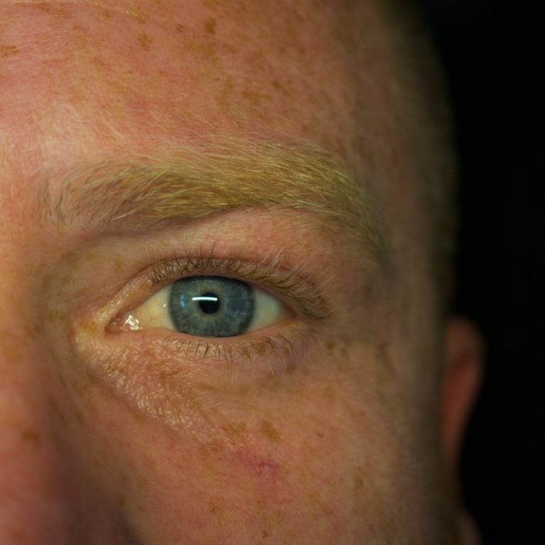 Soin des sourcils masculin à Gradignan – Forme harmonieuse et respect de la pilosité naturelle Restructuration de sourcils pour homme à l’institut Œil de Nout – Traitement sur mesure