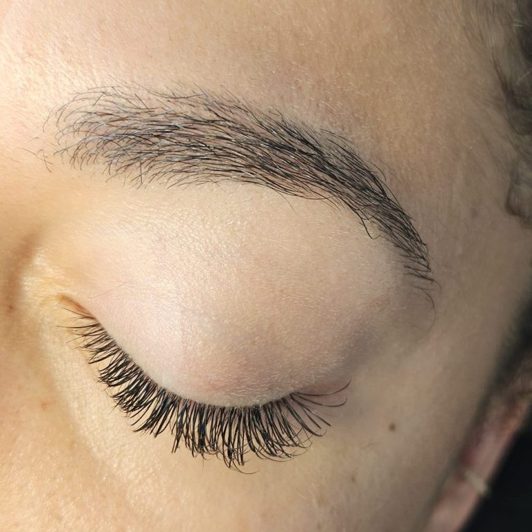 Extension de sourcils à Gradignan Extension de sourcils à Gradignan – Pose poil à poil pour combler les zones clairsemées
